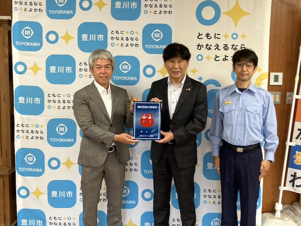 豊川市消防団協力事業所表示証交付式に出席しました。1